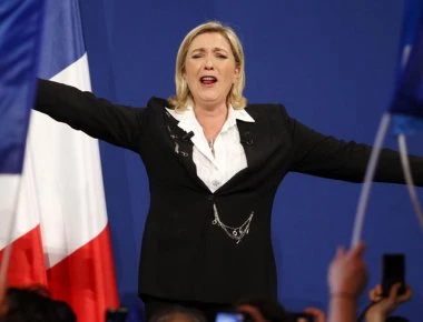 Μετά την Βραζιλία η Δεξιά επελαύνει και στην Γαλλία: Για πρώτη φορά η Μ.Λεπέν προηγείται του Μ.Μακρόν